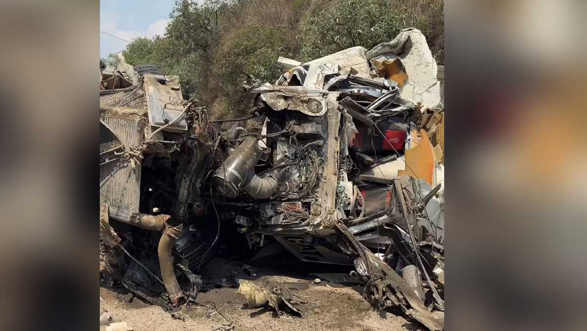 Los vehículos siniestrados en la Naucalpan-Ixtlahuaca quedaron completamente destrozados. | Foto: Especial