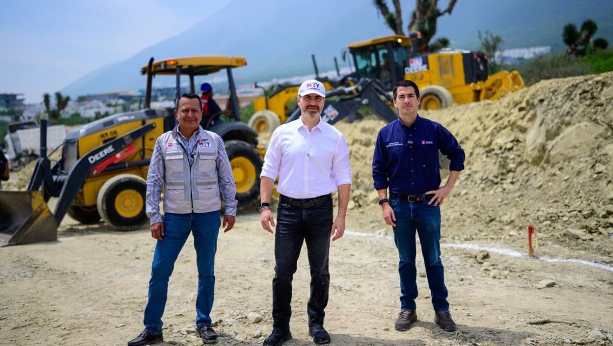 El alcalde Adrián de la Garza dio inicio con las obras viales. | Especial