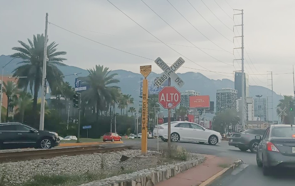 Sobre la avenida Fleteros se detectaron cruces con señalamientos obstruidos, apagados o que carecen por completo de alertas luminosas. | Lolita Lastra