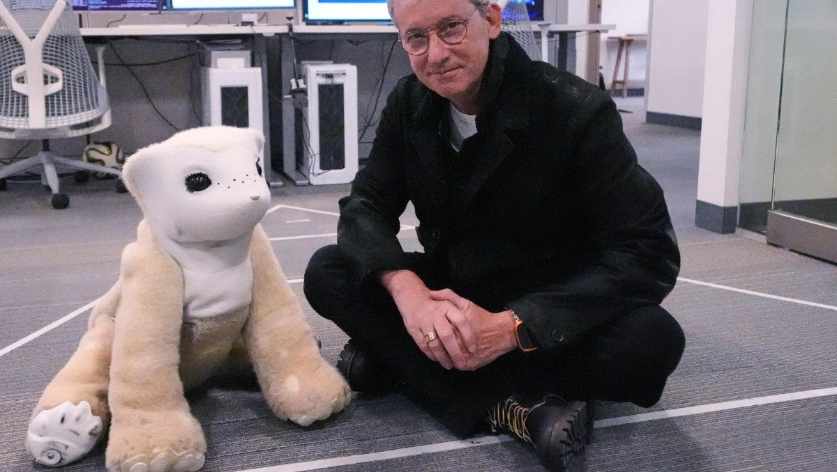 El creador de Roomba apuesta por una "mascota" con IA: así es 'Familiar', el robot que busca compañía emocional en casa (Foto: AP)