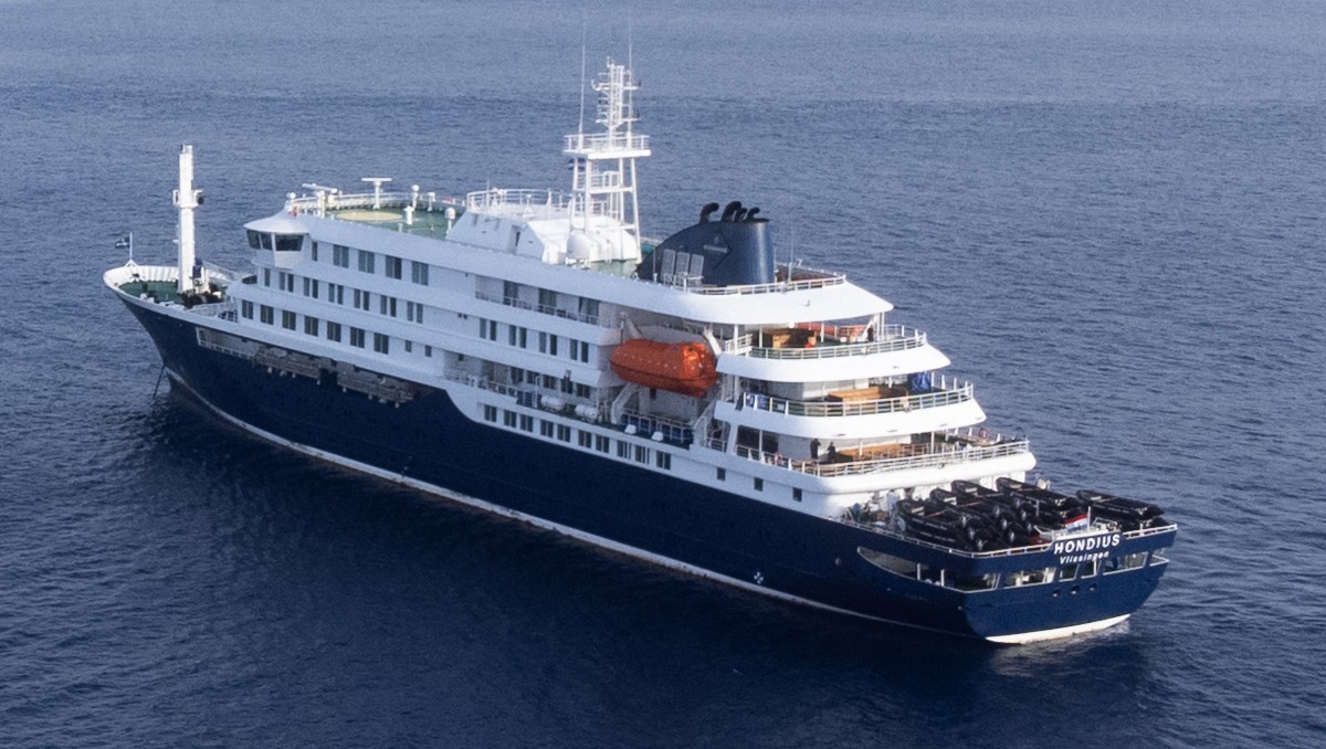 Crucero MV Hondius anclado frente al puerto de Praia, la capital de Cabo Verde. | AFP
