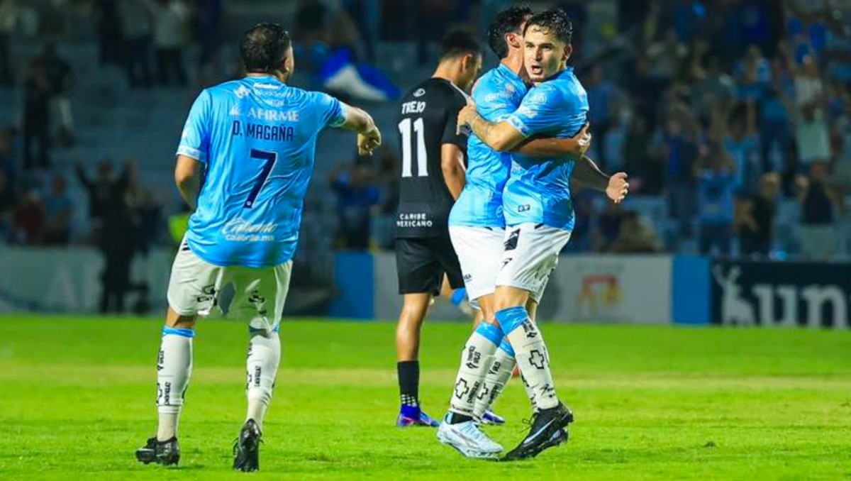 Edson Torres festeja su gol con compañeros de la Jaiba Brava.