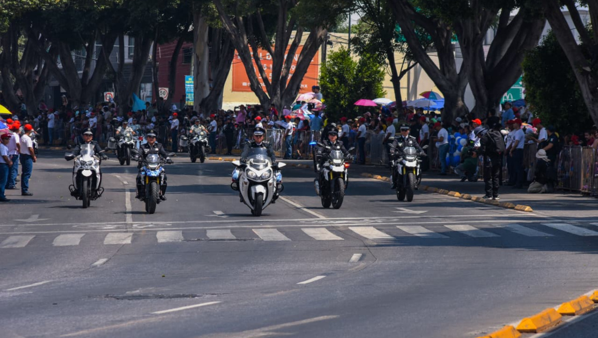 Elemento de la SSC durante desfile 5 de mayo en Puebla | Especial