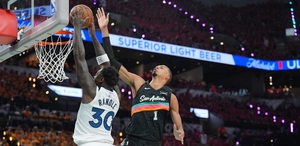 Victor Wembanyama, de San Antonio Spurs, rompió récord de bloqueos en playoffs, pero el entrenador rival aseguró que varios fueron ilegales.