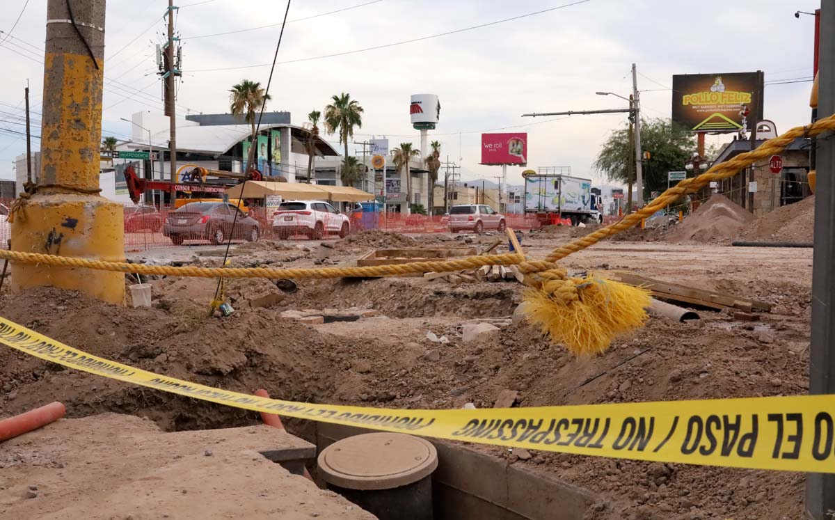 Fuga de agua en obras del Sistema Vial Abastos-Independencia. | Foto: Verónica Rivera