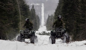 Personal de la Patrulla Fronteriza de EU en frontera con Canadá a bordo de motocicletas en la nieve