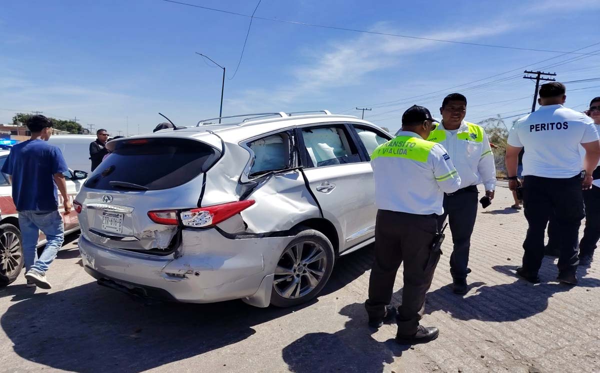Joven intenta ganarle el paso al tren en Gómez Palacio. | Foto: Especial