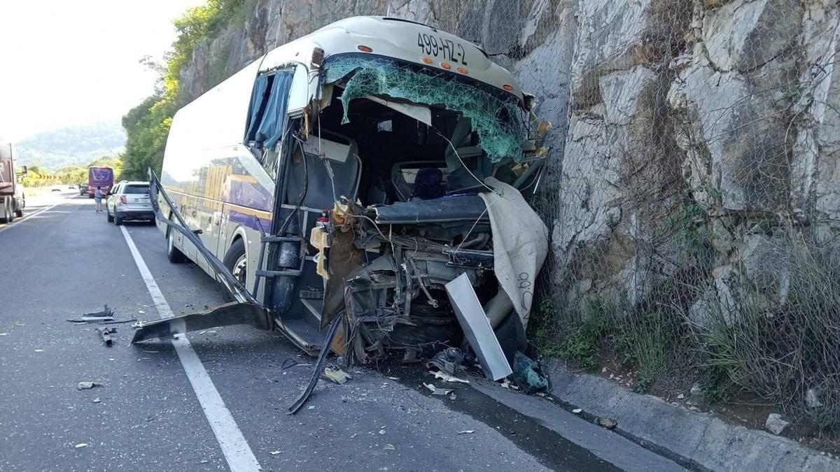 Al menos dos muertos y una decena de heridos tras un fuerte choque en la carretera Rayón–Ciudad Valles.