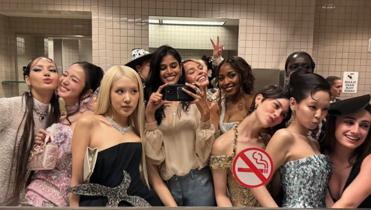 Muestran la icónica foto en el baño del Met Gala 2026 y revive uno de los momentos más virales (Foto: Instagram Bhavitha Mandava)
