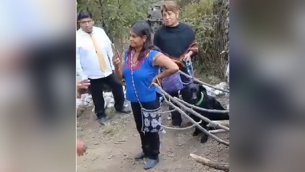 Las mujeres fueron sorprendidas en el manantial mientras bañaban a un perro negro. | Foto: Especial