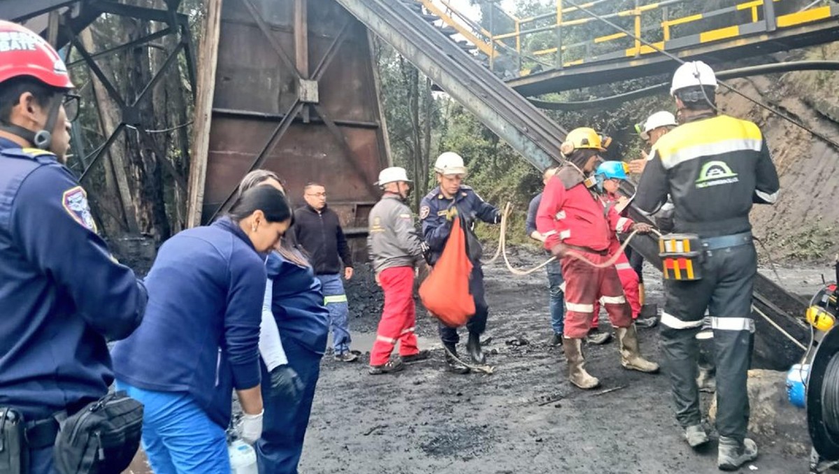 Personal de emergencia acudió a la zona por labores de rescate desde el lunes 4 de mayo | Foto: EFE