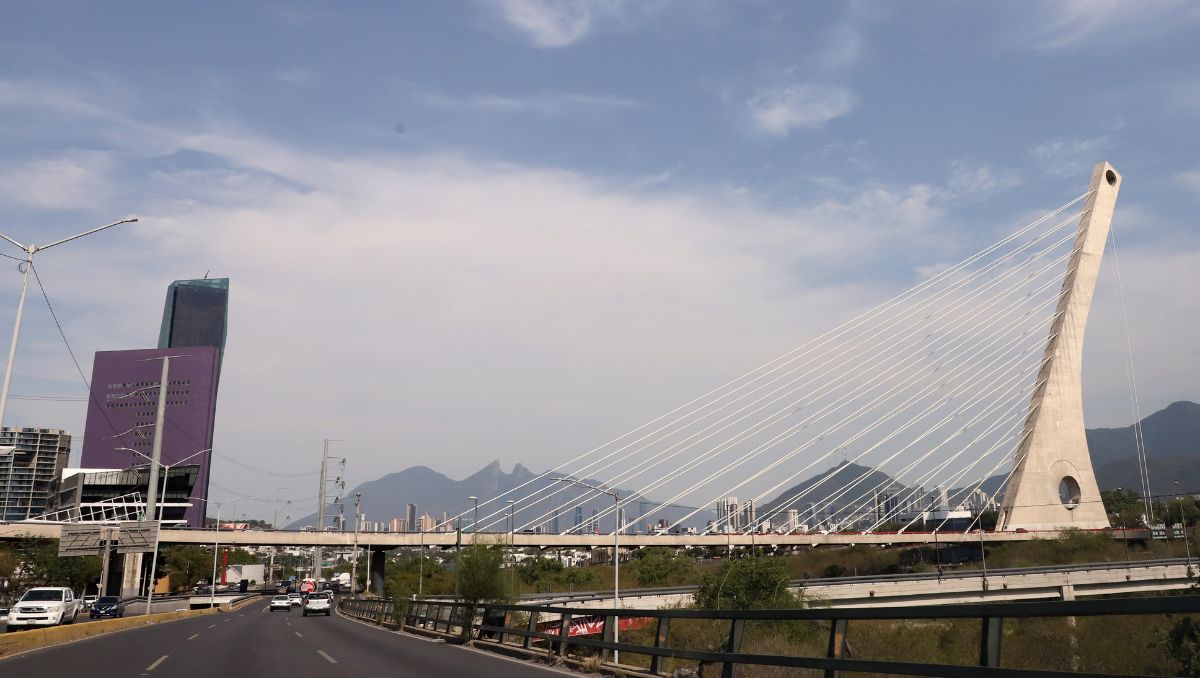 Se piensan intercalar 24 postes en el andador peatonal del puente de La Unidad. Luis Guerra