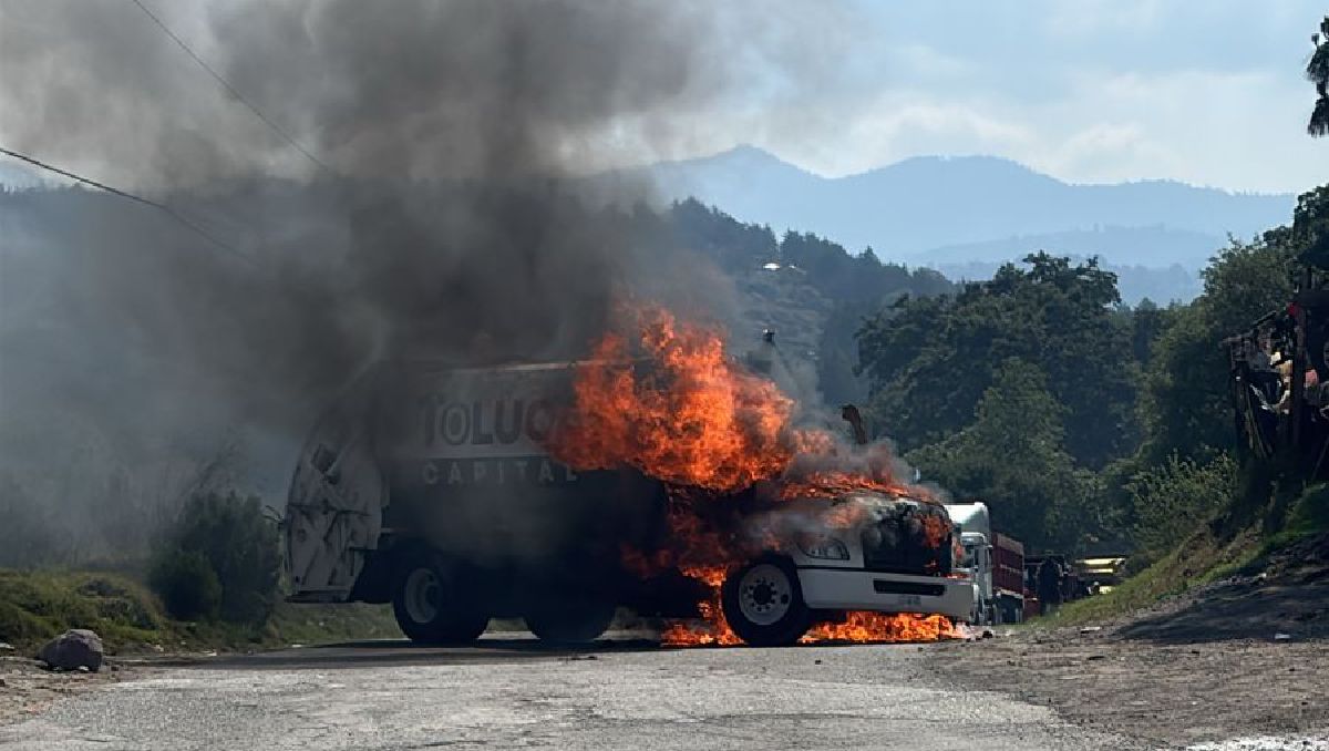 Los pobladores quemaron el camión de basura de Toluca que intentó meterse al relleno sanitario. | Foto: Especial