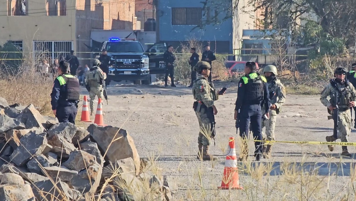Policías y autoridades acudieron al lugar del hallazgo de dos hombres muertos en Tonalá (Juan Carlos Munguía)