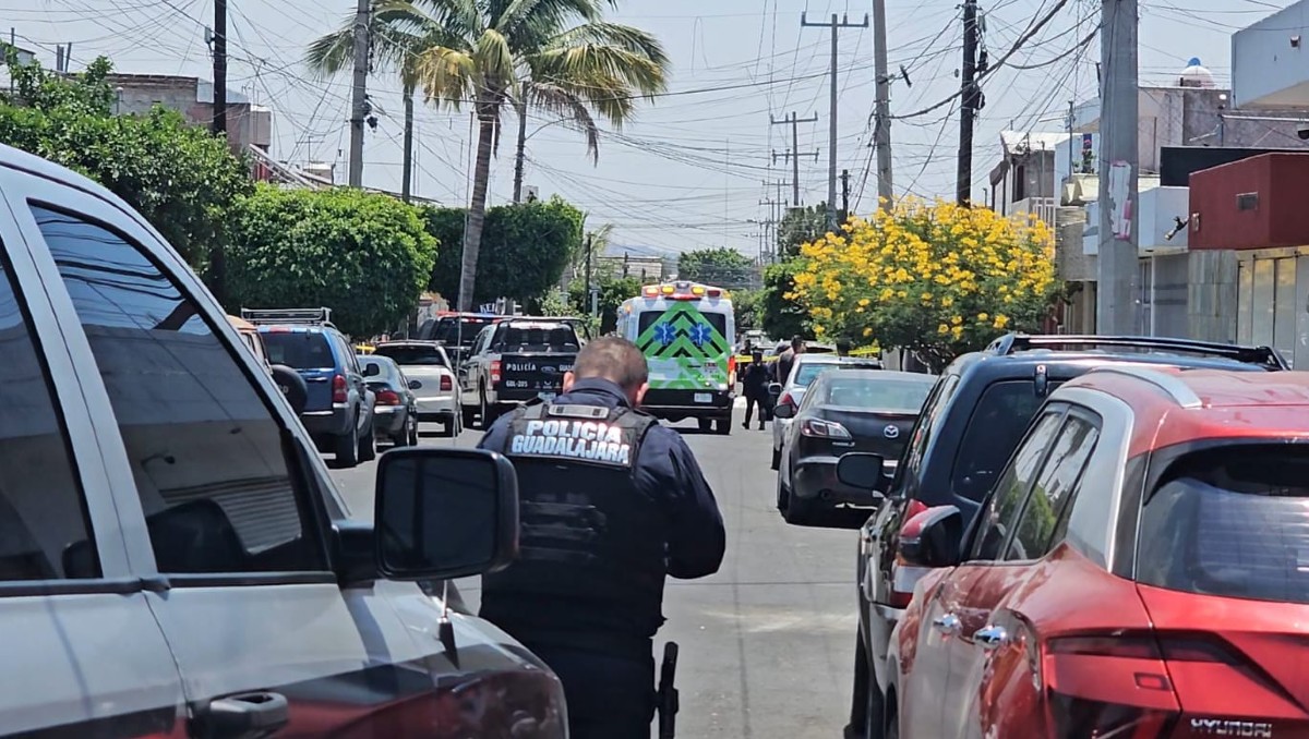 Policías resguardan lugar donde fue asesinado un hombre en Guadalajara  (Juan Carlos Munguía)