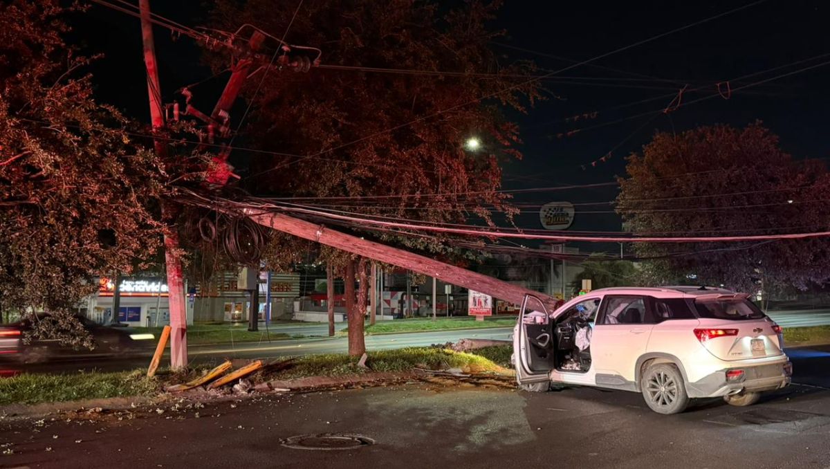 El accidente ocurrió sobre la lateral de la avenida Garza Sada, a la altura de la colonia Ciudad Satélite. Fernanda Pérez