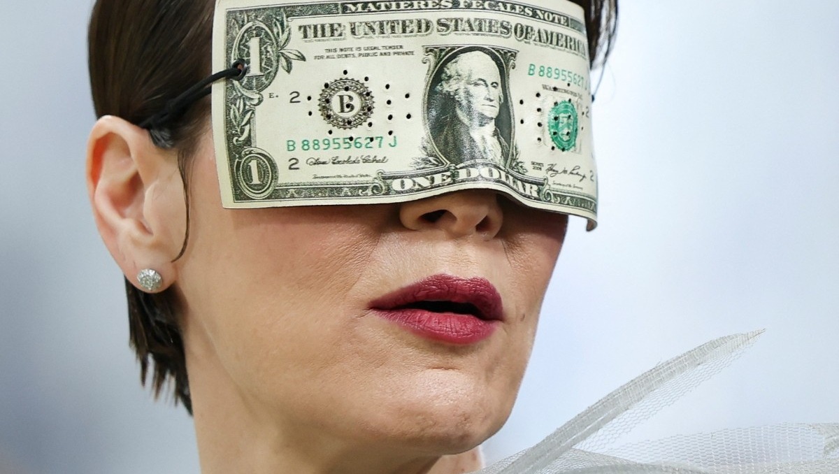 Antifaz 'Ceguera por dinero' que uso Sarah Paulson en la Met Gala 2026 / AFP