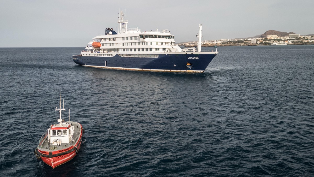 Barco que se dirige al puerto desde el crucero MV Hondius, anclado frente al puerto de Praia, la capital de Cabo Verde. | AFP