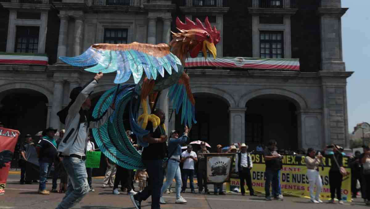 Criadores y productores se manifestaron en Toluca; aseguran que la gallística da sustento a miles. Foto: Tania Contreras