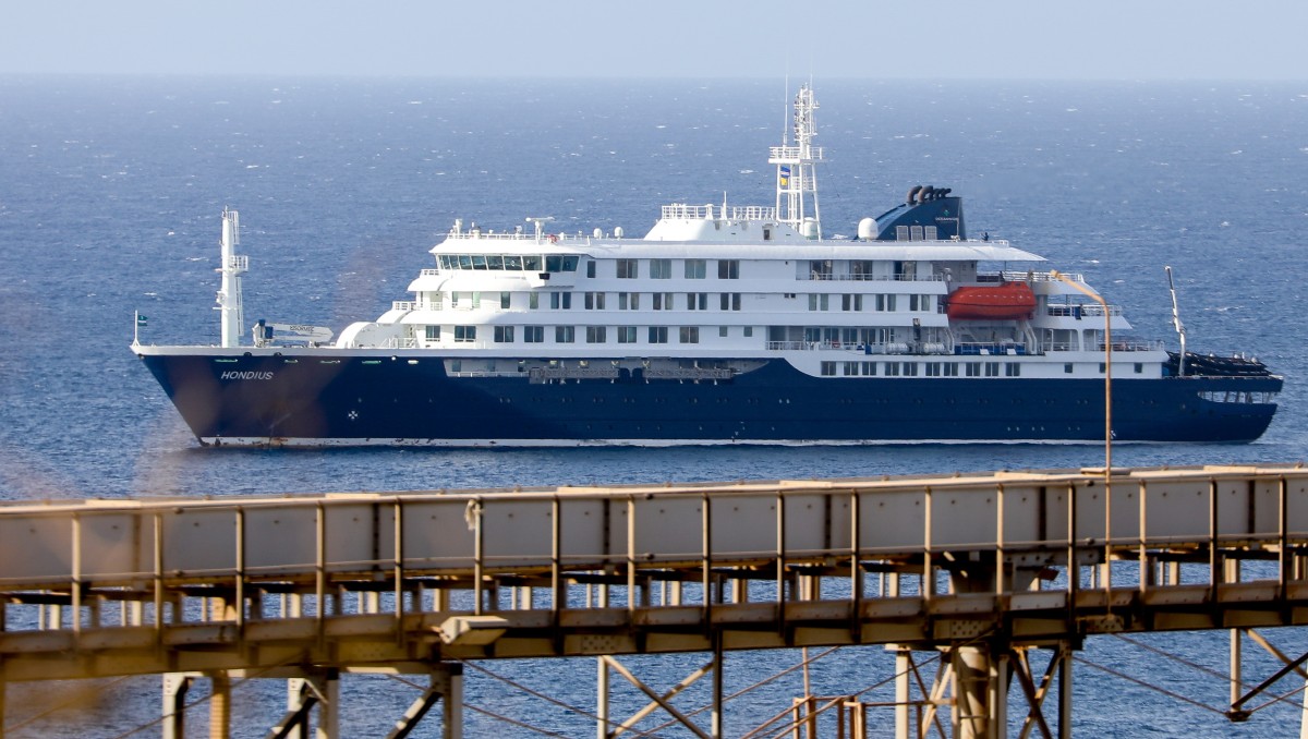 El crucero holandés MV Hondius se encuentra anclado frente a la costa de la ciudad de Praia, Cabo Verde. | EFE