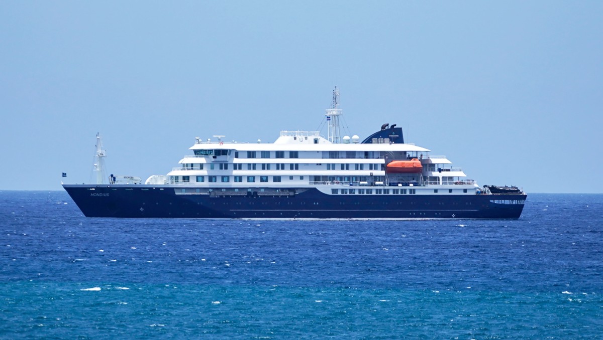 El crucero MV Hondius está fondeado en un puerto de Praia, Cabo Verde, el lunes 4 de mayo de 2026.. | FOTO: AP
