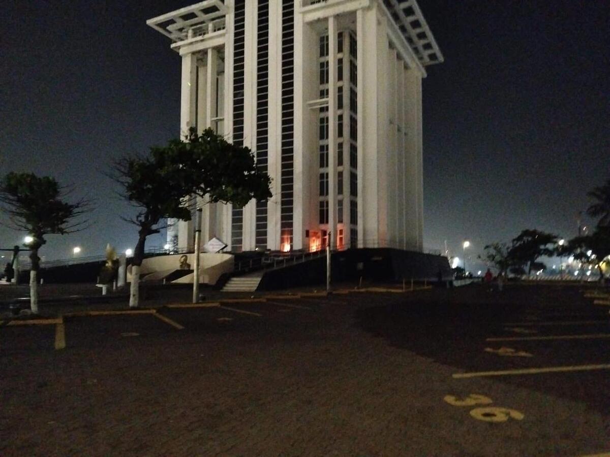 Doble movilización de emergencia en el puerto de Veracruz tras registrarse incendios en la antigua Torre de Pemex. | Especial