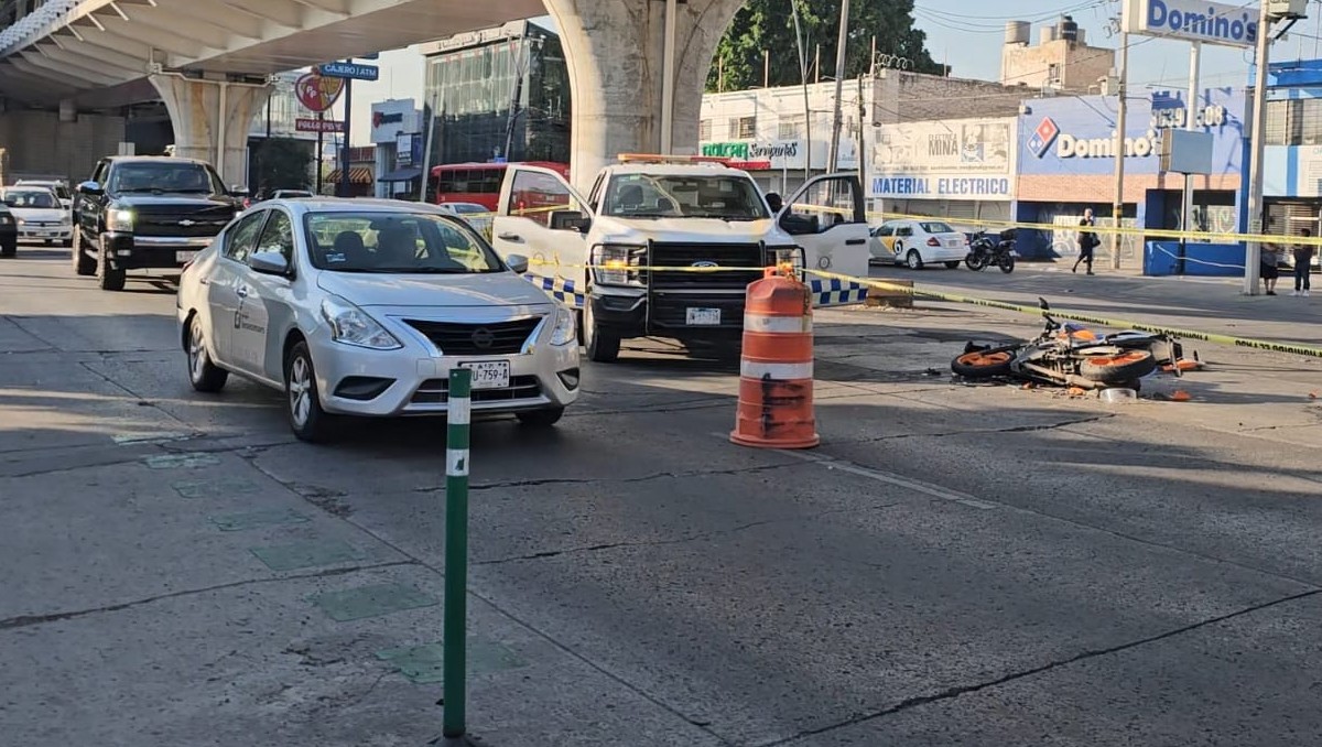 Las maniobras tras el accidente ocuparon tres carriles en avenida Revolución (Juan Carlos Munguía)