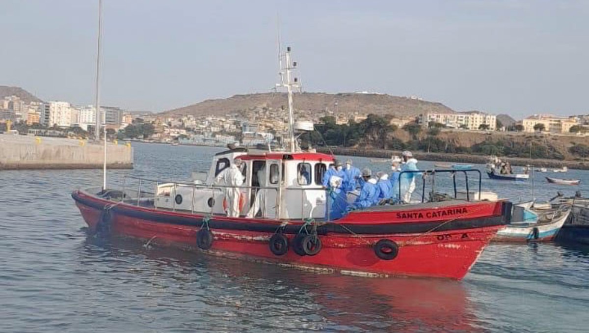 Tres pacientes sospechosos de casos de hantavirus fueron evacuados del barco. | EFE