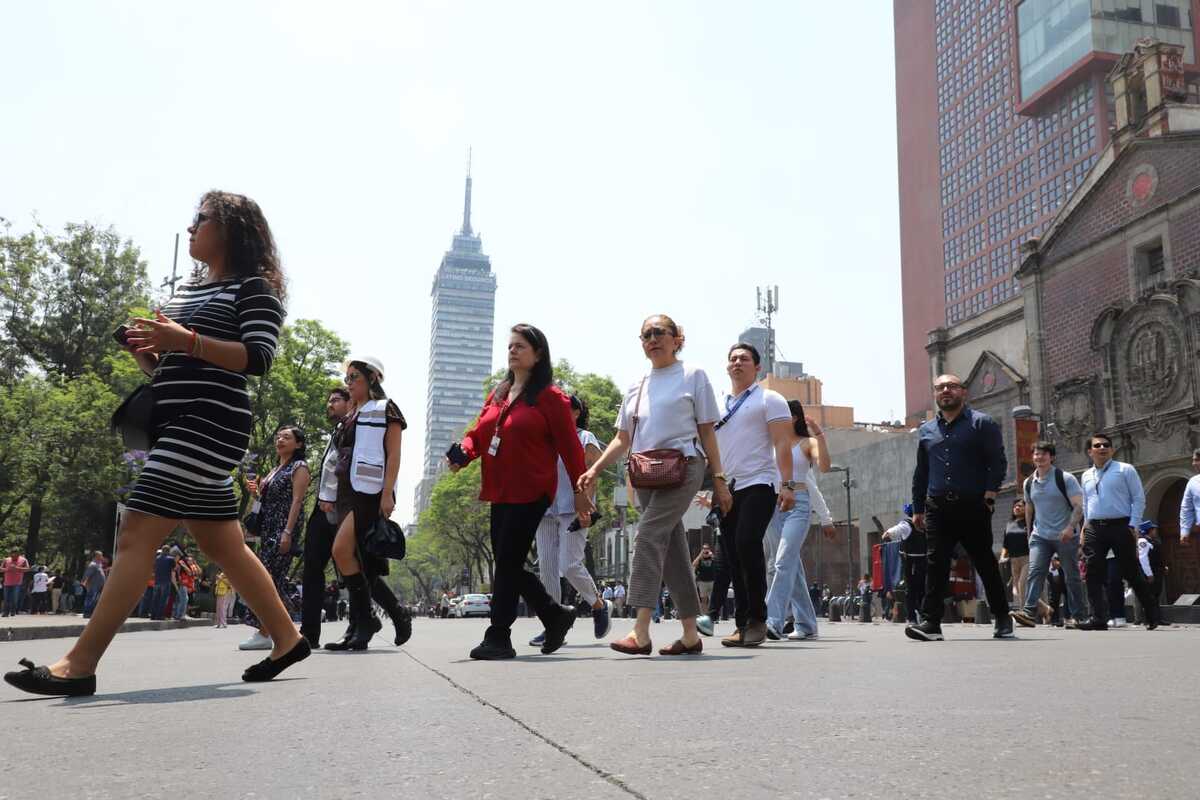 Personas en el simulacro sobre Av. Juárez. | Foto: Javier Ríos