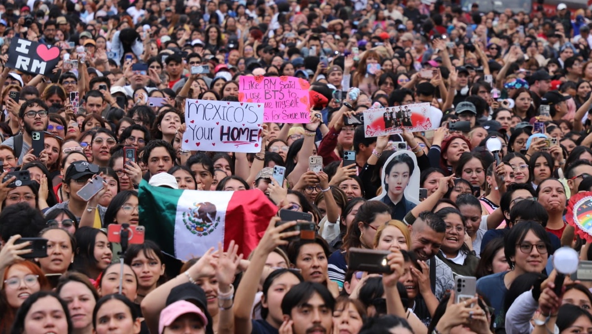 Cerca de las 17:00 horas en la plaza capitalina fans corearon al unísono canciones de BTS | Foto: Javier Ríos