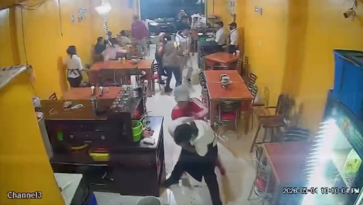 La Policía se limitó a intentar controlar la pelea sin detener la agresión. | Foto: Especial