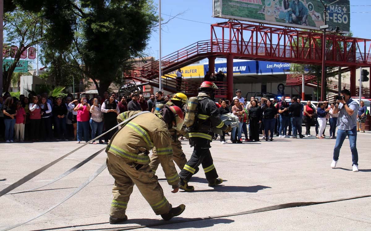 Realizan simulacro de incendio en presidencia de Gómez Palacio. | Foto: Rolando Riestra