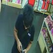 El momento en que un sujeto distrae a una clienta para presuntamente robarle fue captado por cámaras de seguridad dentro de una tienda.