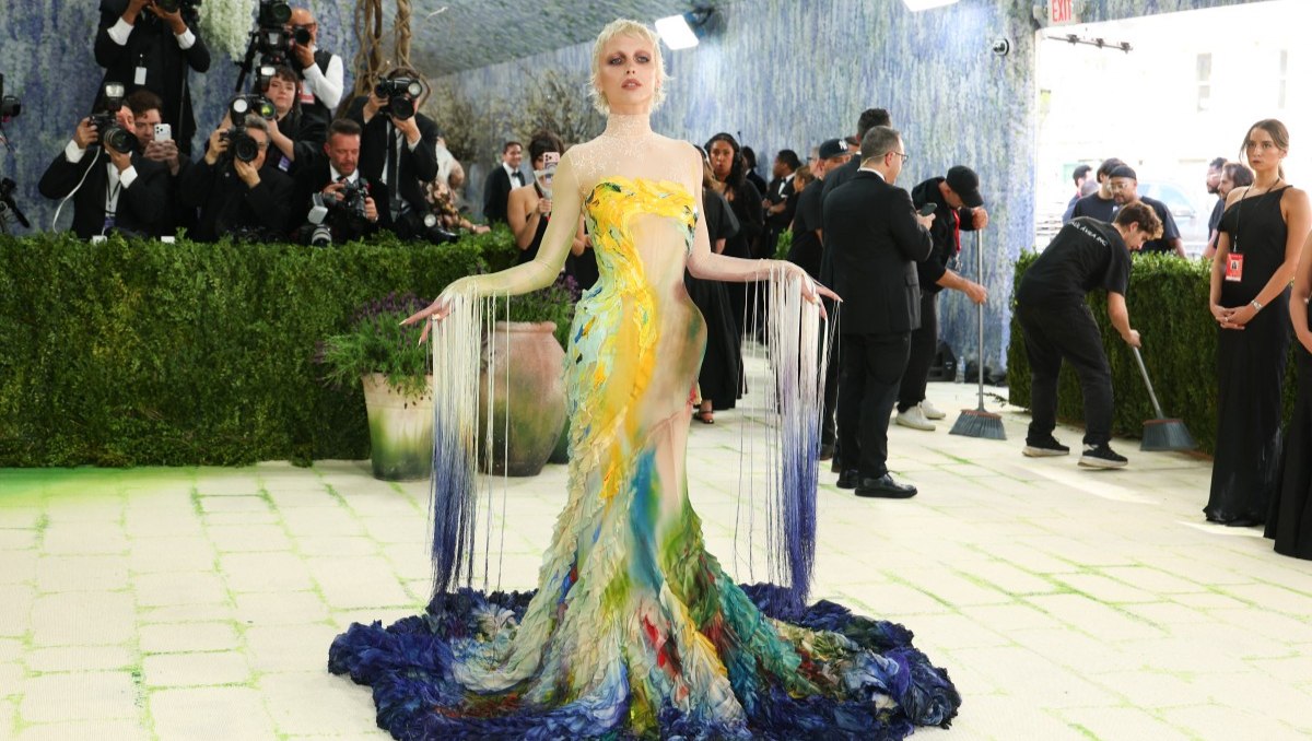 El vestido de Emma Chamberlain tardó 40 horas en pintarse para la Met Gala 2026 (Foto: AFP)