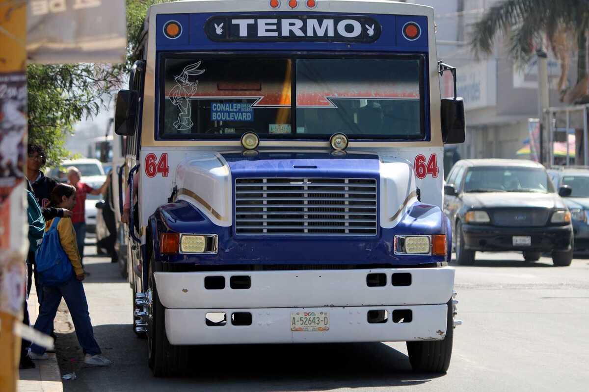 Alumnos del Cbtis 130 entregaron una solicitud respaldada por 600 firmas para exigir que se respeten los descuentos en el transporte público.| Archivo