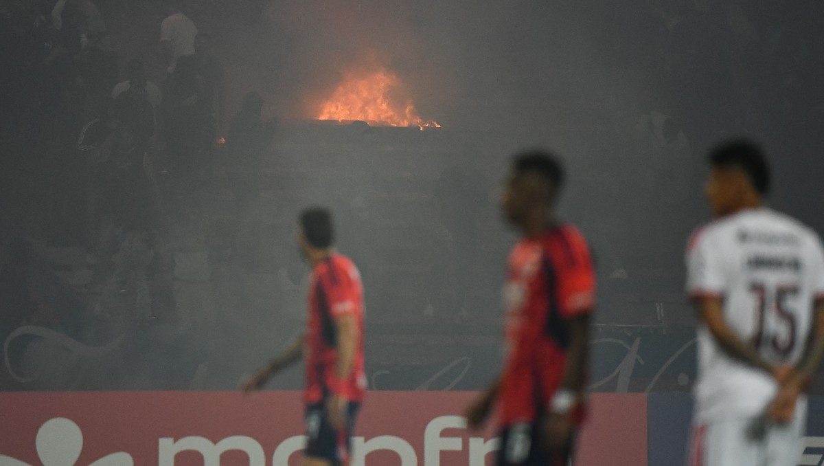 Conmebol cancela el partido Independiente de Medellín contra Flamengo por protestas en la cancha (AFP)