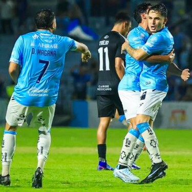 Edson Torres festeja su gol con compañeros de la Jaiba Brava.