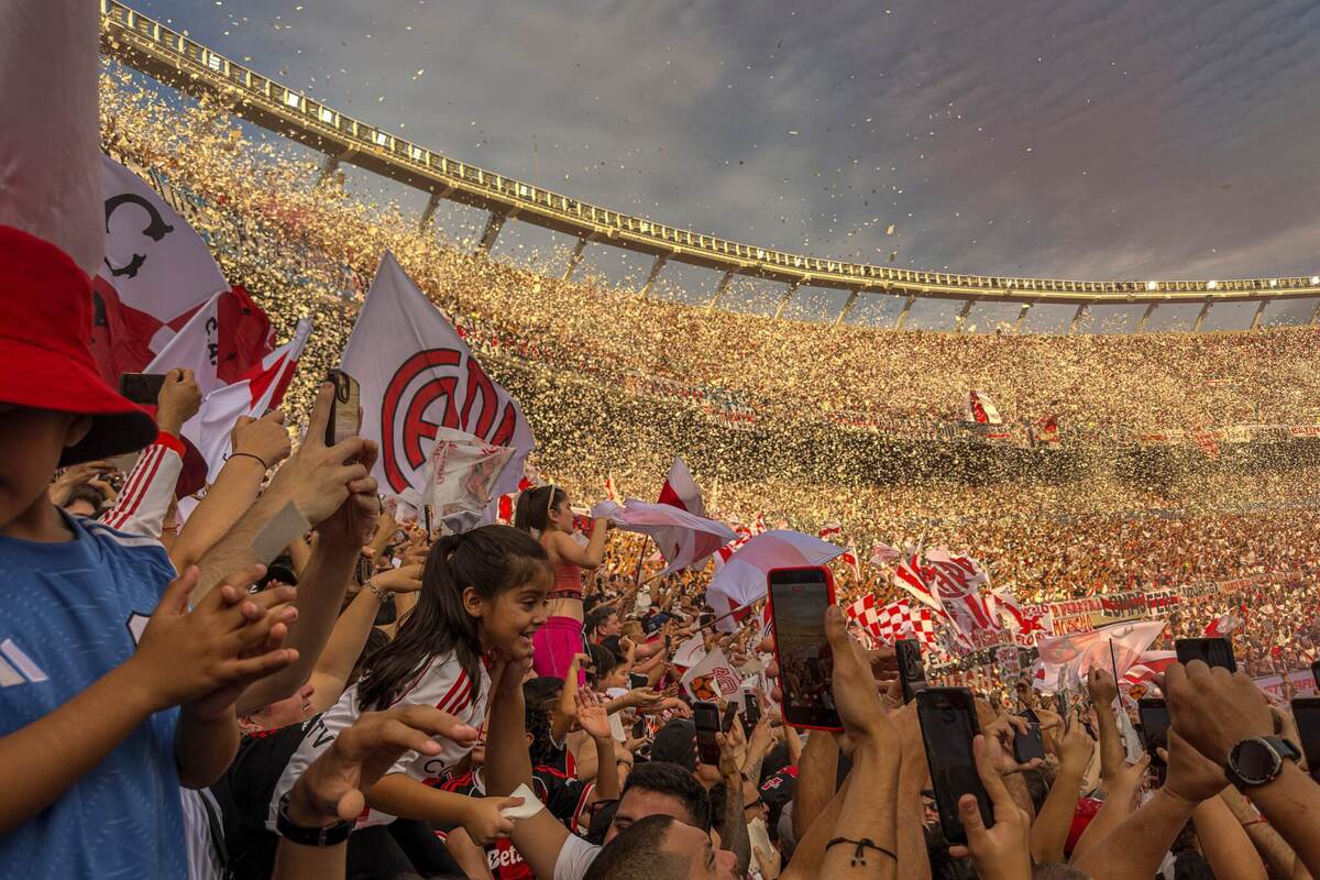 Hinchas de River Plate en el Estadio Monumental de Buenos Aires, en el partido contra Boca Juniors  (The New York Times)