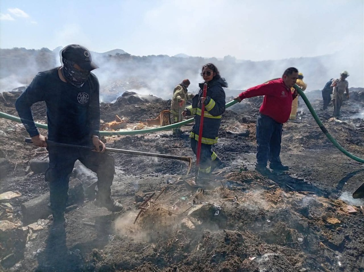 Incendio de un basurero a cielo abierto. (Cortesía)