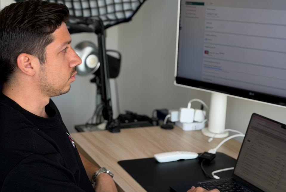 Jair Ruiz  ayuda a pequeños negocios a integrarse al mundo digital.  (Cortesía)