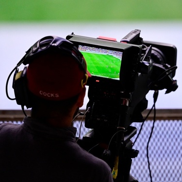 Los anuncios son una parte clave del éxito comercial de los deportes, pero su exceso causa incomodidad en los aficionados.