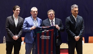 El Piojo Herrera fue presentado como técnico del Atlante y aseguró que buscará un equipo competitivo y cercano a su afición en el regreso azulgrana a la Liga MX