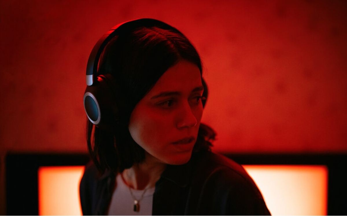 Nina Kiri interpreta a una podcaster especializada en fenómenos paranormales .