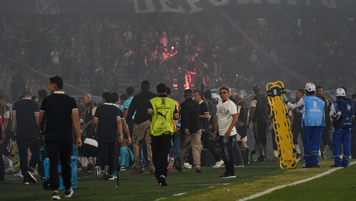 Partido entre Medellín y Flamengo es interrumpido por protestas de la afición colombiana; evacúan a los jugadores (AFP)