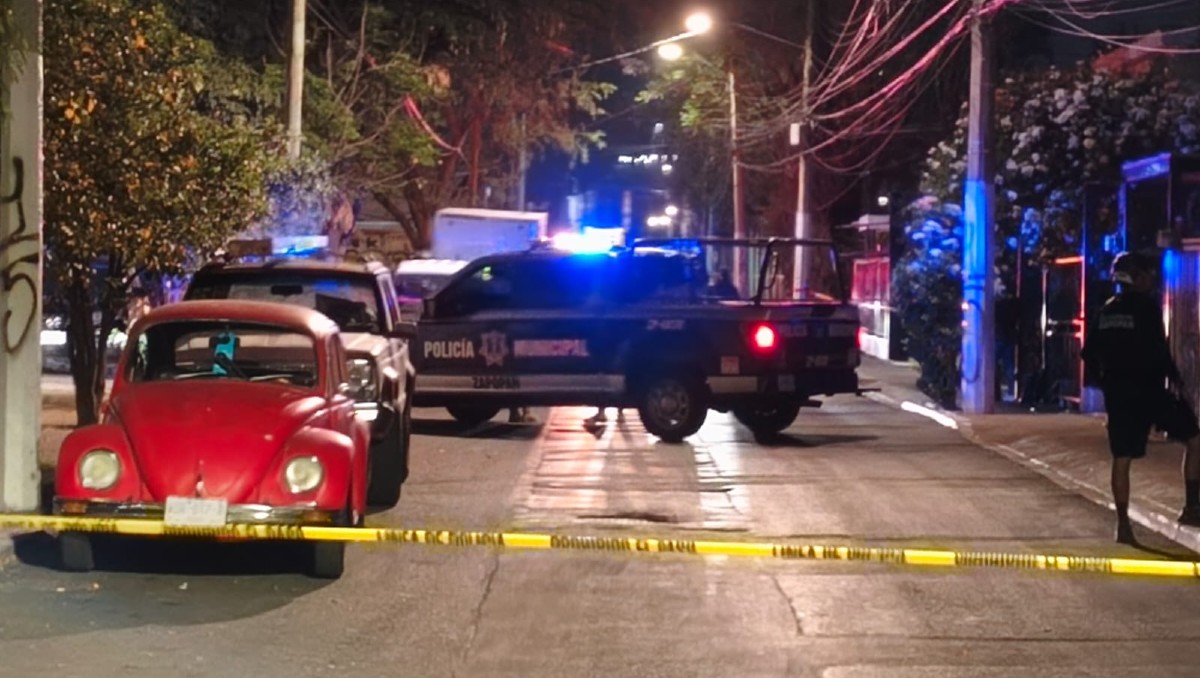 Policías resguardan lugar de asesinato en calles de la colonia Constitución en Zapopan (Vicente Torres Alfaro)