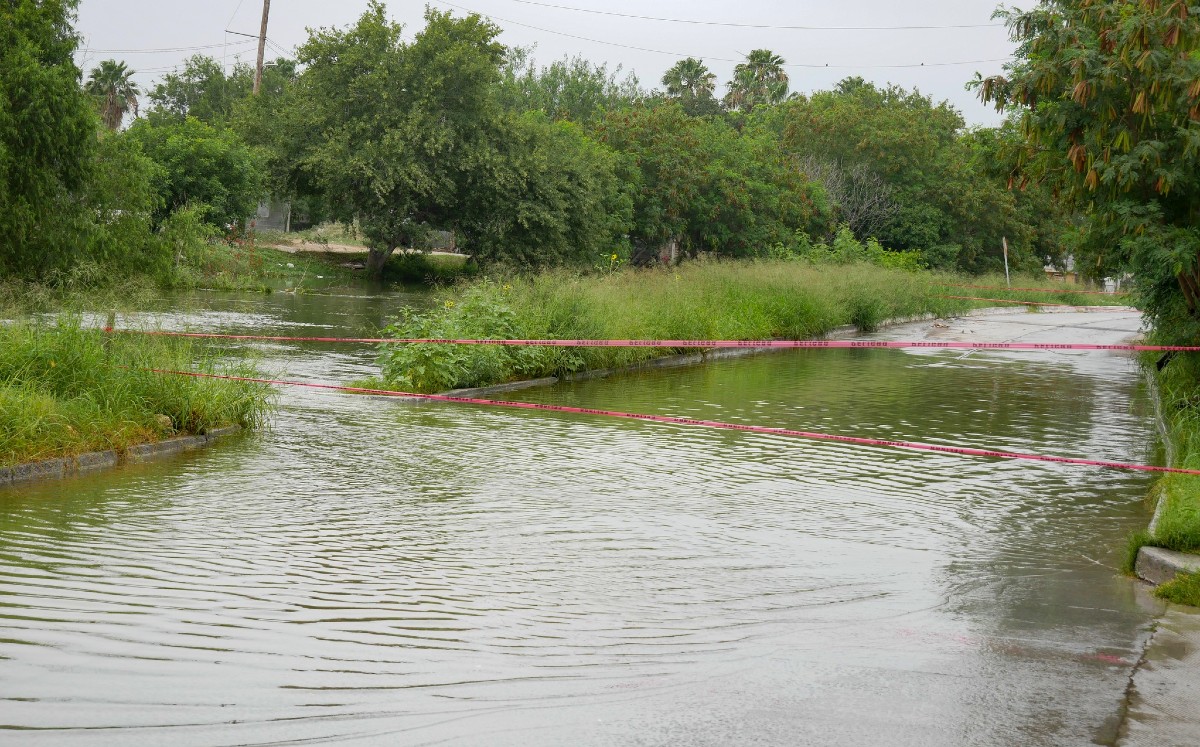 Protección Civil Reynosa delimitó el paso en la lateral sur del canal Rodhe. | PC Reynosa