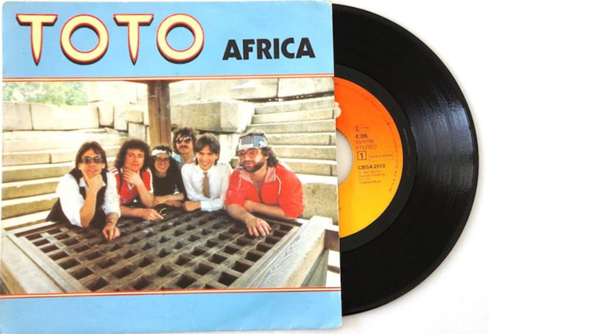 El sencillo fue lanzado en 1982, es obra de David Paich y Jeff Porcaro, y se convirtió en un éxito mundial. Especial