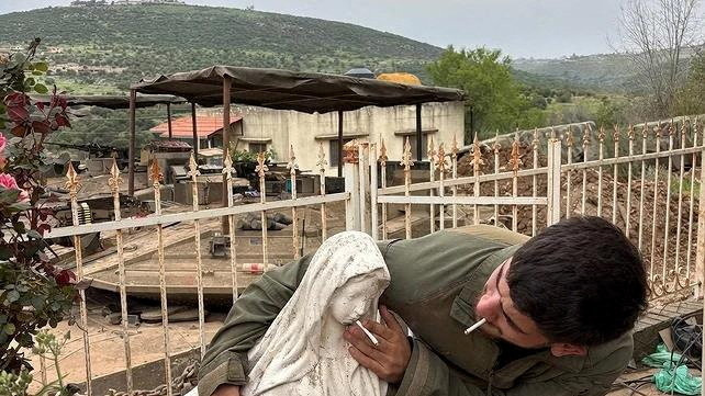Un soldado, posiblemente de Israel, puso un cigarro en la boca de una estatua de la Virgen María. | Foto: Reuters