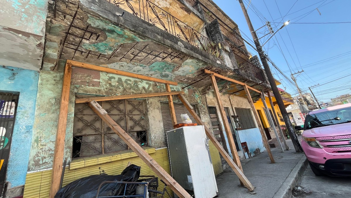 Hay viviendas en el centro de Tampico que usan tablas para sostenerse. (Yazmín Sánchez)