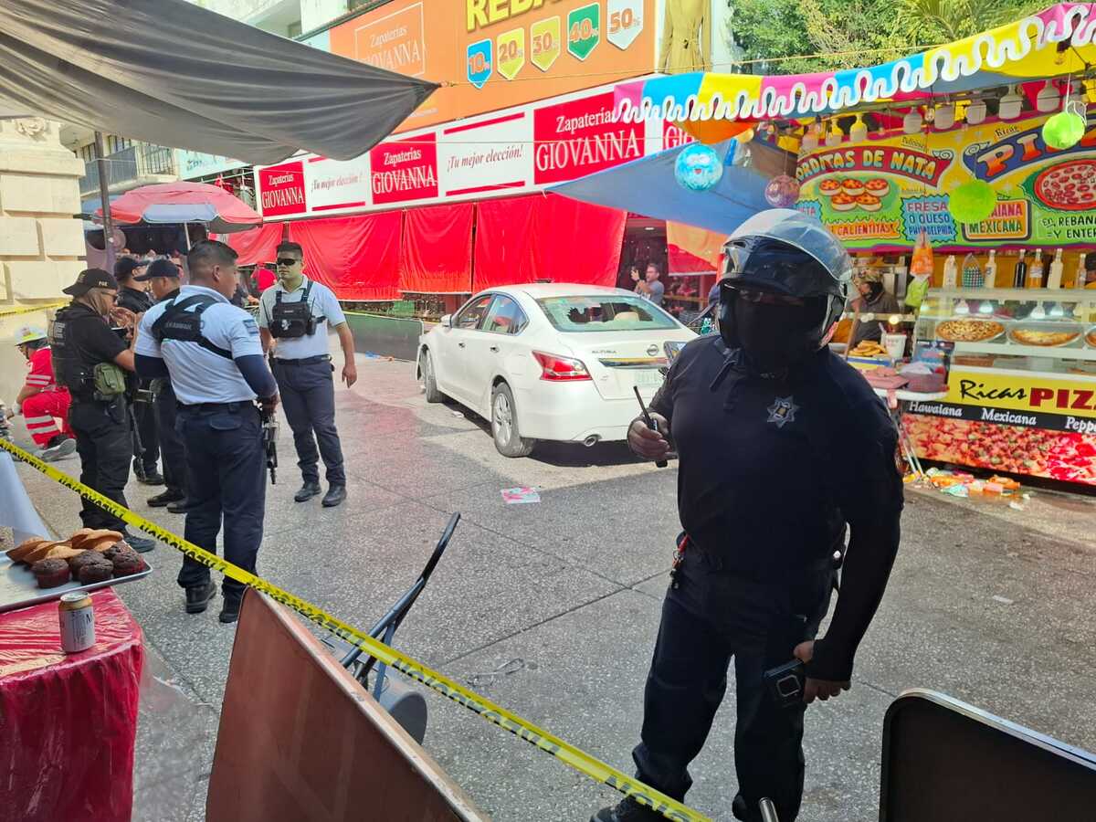 Un automovilista irrumpió en un mercado temporal en el centro de Chilpancingo. | Especial